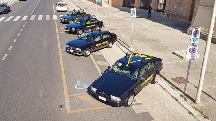 La Scuderia Alfisti Giallo Verdi protagonista alla Festa della Guardia di Finanza a Bari: presentata ufficialmente la nuova Alfa 75 storica in livrea d’epoca - Corriere Salentino