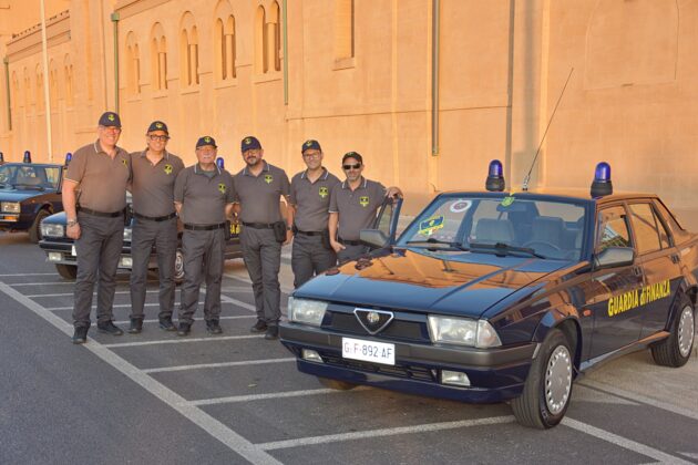 La Scuderia Alfisti Giallo Verdi protagonista alla Festa della Guardia di Finanza a Bari: presentata ufficialmente la nuova Alfa 75 storica in livrea d’epoca - Corriere Salentino