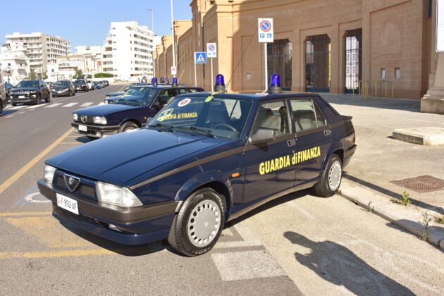 La Scuderia Alfisti Giallo Verdi protagonista alla Festa della Guardia di Finanza a Bari: presentata ufficialmente la nuova Alfa 75 storica in livrea d’epoca - Corriere Salentino