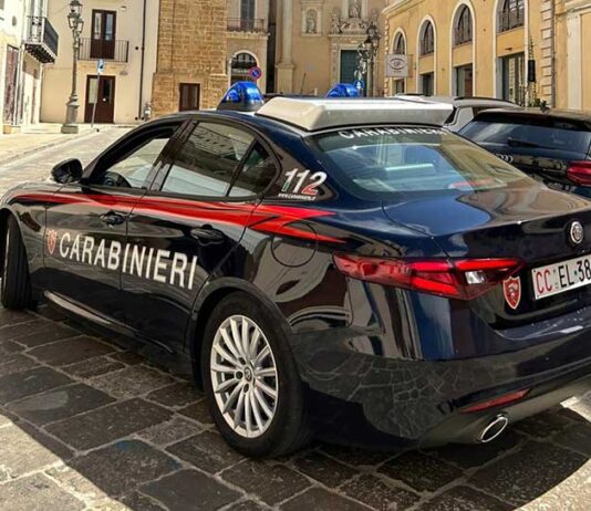 Sfonda la vetrata a colpi di mazza e calci e ruba nel salone di parrucchiere: ripreso dalle telecamere