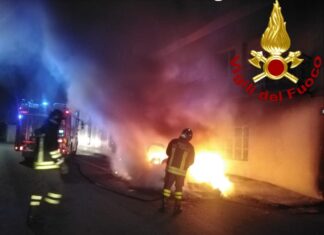 Casarano, ancora un’auto distrutta dalle fiamme. Non si esclude la pista dolosa, indagano i carabinieri