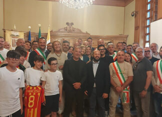 La Provincia, insieme a tutti i Comuni salentini, dice grazie all’US Lecce: il Presidente Stefano Minerva consegna a Saverio Sticchi Damiani un portafortuna simbolico di legno d’ulivo