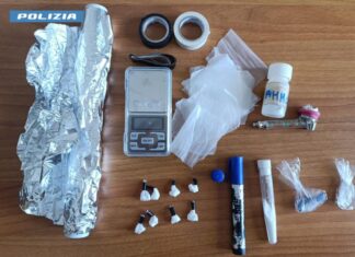 Blitz antidroga della Polizia: denunciati due giovani trovati con cocaina nascosta in un pennarello