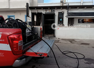 Torre San Giovanni, fiamme a un noto locale. Probabile origine dolosa, indagano i carabinieri