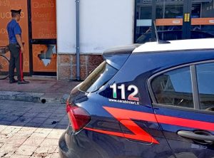 Semina il panico armato di coltelli, l'altro accoltella la moglie: arrestati. In manette anche un ladro - Corriere Salentino