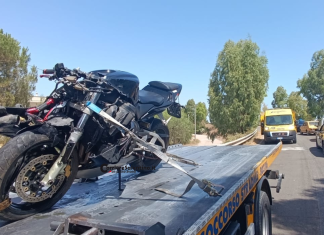 Violento schianto in moto contro l’autocompattatore, centauro in ospedale con “codice rosso”