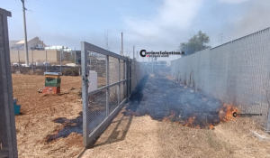 Fiamme e fumo vicino alla piscina comunale di Racale: intervengono cittadini e municipale - Corriere Salentino