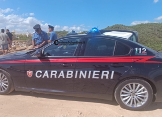 Finestrini rotti e diavolina: a fuoco un’auto vicino al mare