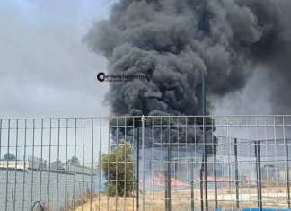 Fiamme e fumo vicino alla piscina comunale di Racale: intervengono cittadini e municipale