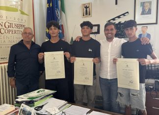 Salvarono bagnanti dalle onde. Tre bagnini premiati dal sindaco di Porto Cesareo: “Orgoglioso di avere tre eroi tra i miei concittadini”