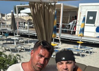 Shiva sceglie il Salento: bagno di sole e selfie con i fan a San Foca