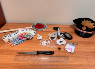 Arrestato 51enne per spaccio: guidava senza patente e con droga nascosta in auto