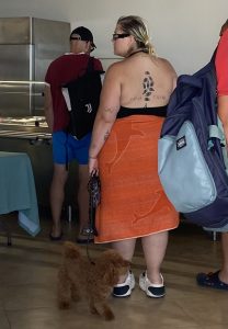 BigMama nel Salento: un momento di relax a Lido Venere, coccole con il suo barboncino e selfie coi clienti - Corriere Salentino