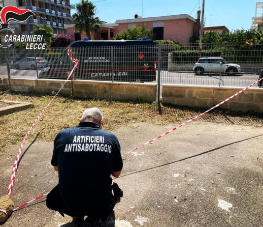 Nel giardino della scuola spunta un ordigno di Capodanno, arrivano gli artificieri