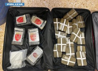 Nella stanza nascosta quasi 80 chili di droga e un ordigno letale, scattano tre arresti nel Basso Salento