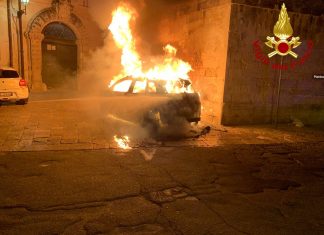 Fiamme nella notte nel centro storico di Lecce, il fuoco distrugge la C3 di una donna