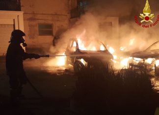 Notte rovente a Campi Salentina, il fuoco colpisce cinque vetture