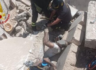 Crolla un solaio a Monteroni, tre operai feriti