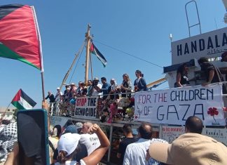 La nave Handala molla gli ormeggi dal porto di Gallipoli: a bordo 20 attivisti per portare aiuti umanitari e rompere il silenzio sull’assedio di Gaza