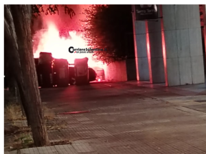 Lecce, incendio in via Albanese: tre auto distrutte dalle fiamme - Corriere Salentino