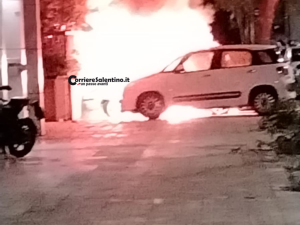 Lecce, incendio in via Albanese: tre auto distrutte dalle fiamme - Corriere Salentino