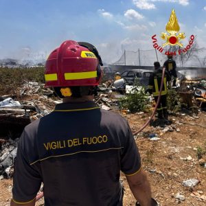 Salento in fiamme: bruciano ettari di terreni e pineta. Fuoco raggiunge il Campo Panareo - Corriere Salentino