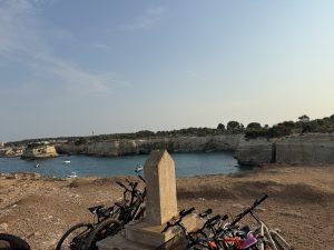 La “colonnina”o “lapide” che ricorda Niny Pastore, morto nel ‘55 durante una battuta di pesca con bombe fatte in casa - Corriere Salentino