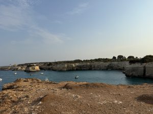 La “colonnina”o “lapide” che ricorda Niny Pastore, morto nel ‘55 durante una battuta di pesca con bombe fatte in casa - Corriere Salentino