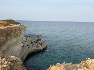 La “colonnina”o “lapide” che ricorda Niny Pastore, morto nel ‘55 durante una battuta di pesca con bombe fatte in casa - Corriere Salentino