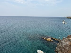 La “colonnina”o “lapide” che ricorda Niny Pastore, morto nel ‘55 durante una battuta di pesca con bombe fatte in casa - Corriere Salentino