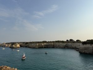 La “colonnina”o “lapide” che ricorda Niny Pastore, morto nel ‘55 durante una battuta di pesca con bombe fatte in casa - Corriere Salentino