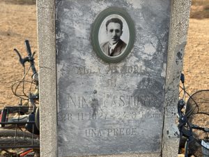 La “colonnina”o “lapide” che ricorda Niny Pastore, morto nel ‘55 durante una battuta di pesca con bombe fatte in casa - Corriere Salentino