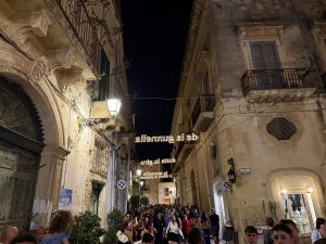 A Galatina un fiume di persone per le Ronde della Taranta: lo spirito primario della pizzica nelle vie del centro - Corriere Salentino