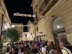 A Galatina un fiume di persone per le Ronde della Taranta: lo spirito primario della pizzica nelle vie del centro - Corriere Salentino