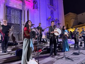 A Galatina un fiume di persone per le Ronde della Taranta: lo spirito primario della pizzica nelle vie del centro - Corriere Salentino