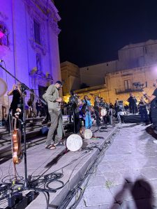 A Galatina un fiume di persone per le Ronde della Taranta: lo spirito primario della pizzica nelle vie del centro - Corriere Salentino