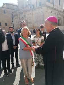 Lecce festeggia i Santi Patroni: il sindaco Poli Bortone porta gli auguri al “Vito Fazzi” e rinnova l’alleanza con la Chiesa - Corriere Salentino