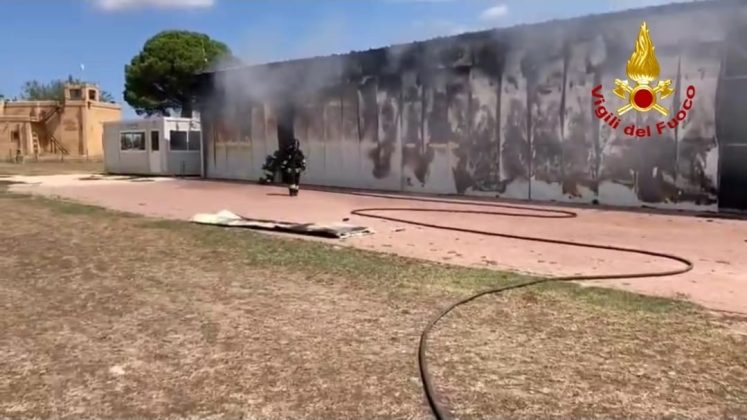 Fiamme nell’hangar, quattro aerei distrutti: feriti pilota e soccorritore del 118 - Corriere Salentino