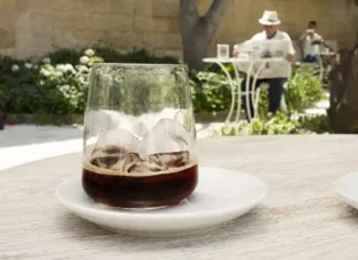 Eccellenze gastronomiche salentine: Caffè in ghiaccio con latte di mandorla, una storia tutta leccese