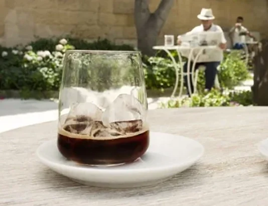 Eccellenze gastronomiche salentine: Caffè in ghiaccio con latte di mandorla, una storia tutta leccese