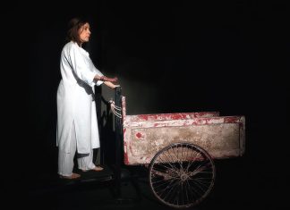 “Cantica Antigonae. Lamento per il corpo del nemico” di Astràgali Teatro racconta in scena il mito sofocleo