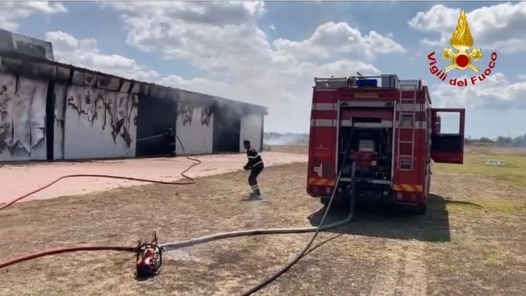 Fiamme nell’hangar, quattro aerei distrutti: feriti pilota e soccorritore del 118 - Corriere Salentino
