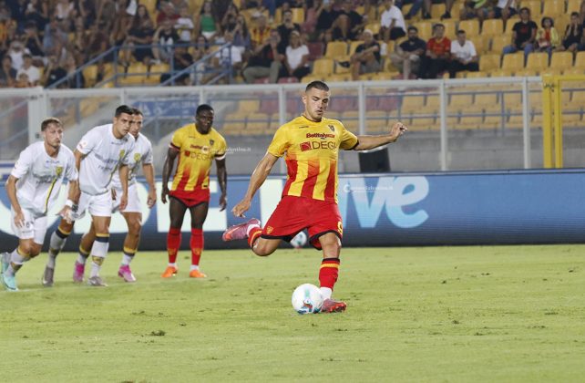 Buona la prima. Il Lecce anche se in dieci vince 2-0 contro la Juve Stabia per la Coppa Italia - Corriere Salentino