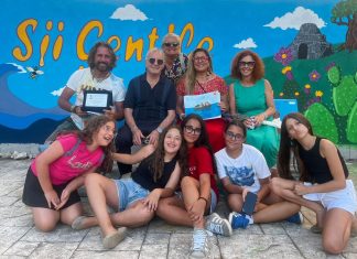 Ritorno a scuola sotto il segno della gentilezza. Romina Power, che ha una villa a Melendugno, dona un murales