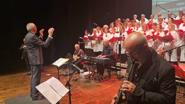 Il Chiostro degli Agostiniani, sul filo del ricordo del Maestro Antonio Serrano, ospita il pamphlet di Stefania Carofalo e “I Cantori di Ippocrate” - Corriere Salentino