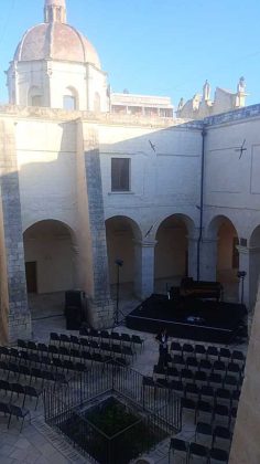 Il Chiostro degli Agostiniani, sul filo del ricordo del Maestro Antonio Serrano, ospita il pamphlet di Stefania Carofalo e “I Cantori di Ippocrate” - Corriere Salentino