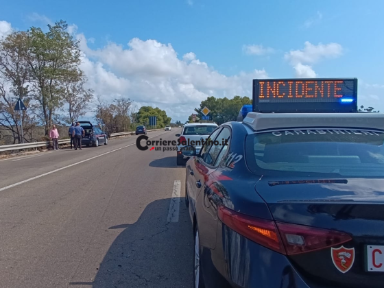 Autobotte finisce fuori strada dopo lo scoppio di una ruota: autista in codice rosso - Corriere Salentino