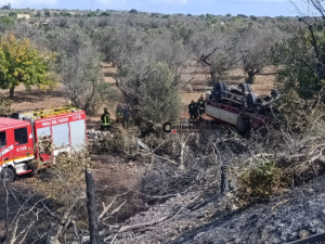Autobotte finisce fuori strada dopo lo scoppio di una ruota: autista in codice rosso - Corriere Salentino