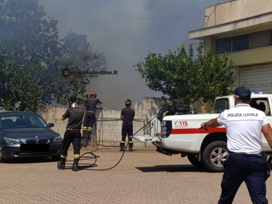 Incendio in una cava abbandonata sulla provinciale San Nicola–Acquarica: fiamme a ridosso delle abitazioni - Corriere Salentino