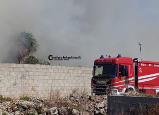 Incendio a Racale, fumo denso avvolge il paese e preoccupa i residenti
